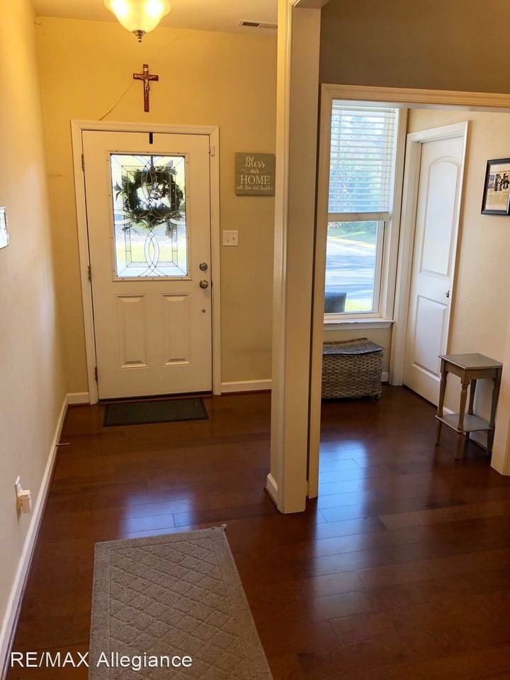1005 Tempest Way - Photo 2 of 10