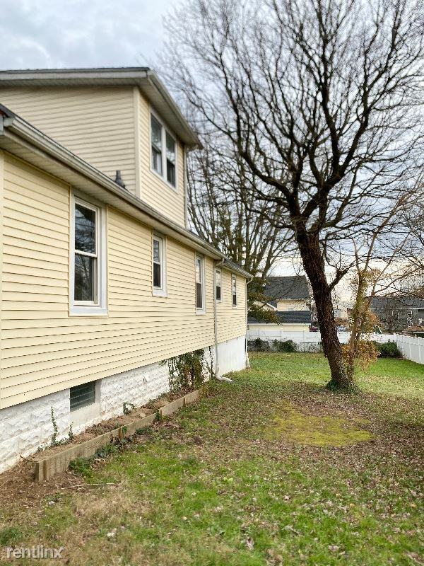 105 Maple Ave - Photo 3 of 3