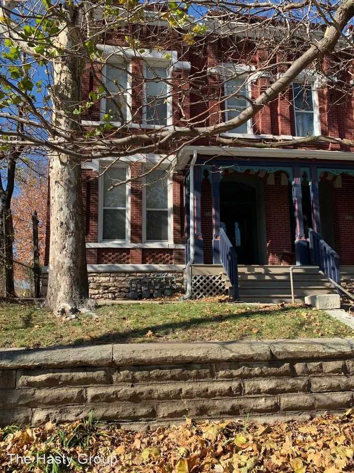 1652 Summit St #B - Photo 2 of 31