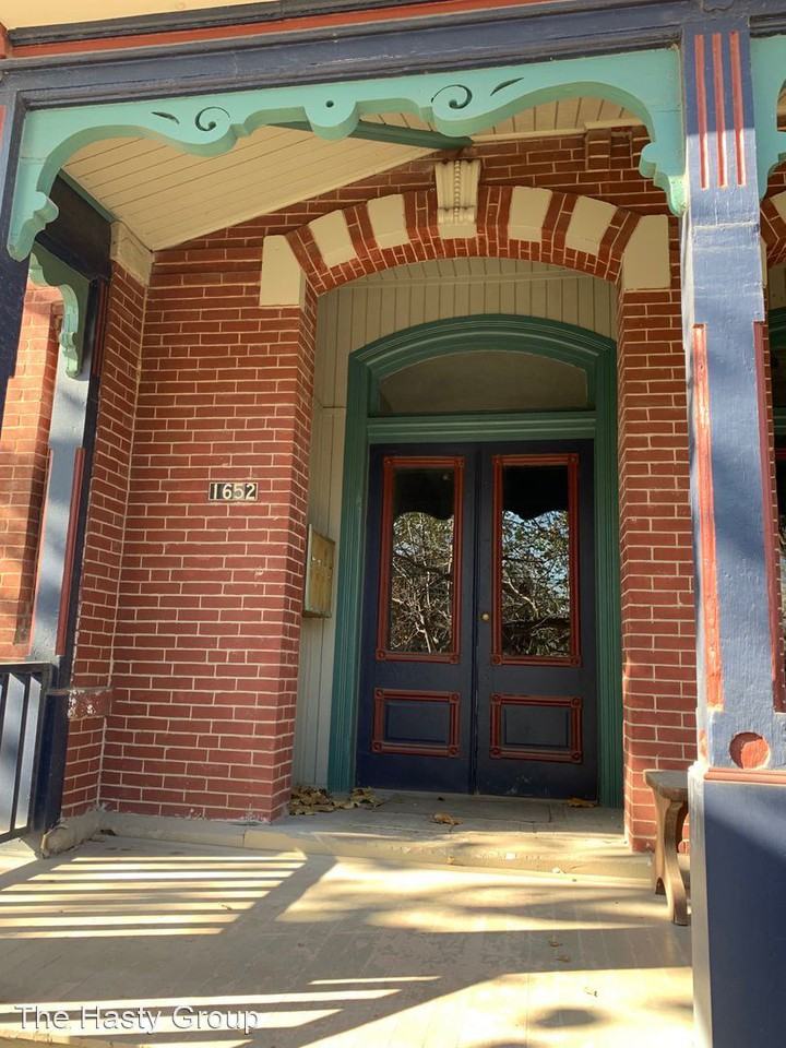 1652 Summit St #B - Photo 3 of 31