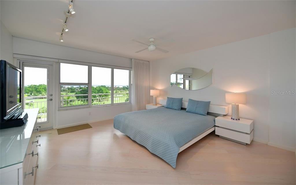 603 Longboat Club Rd Unit 602 - Photo 2 of 34