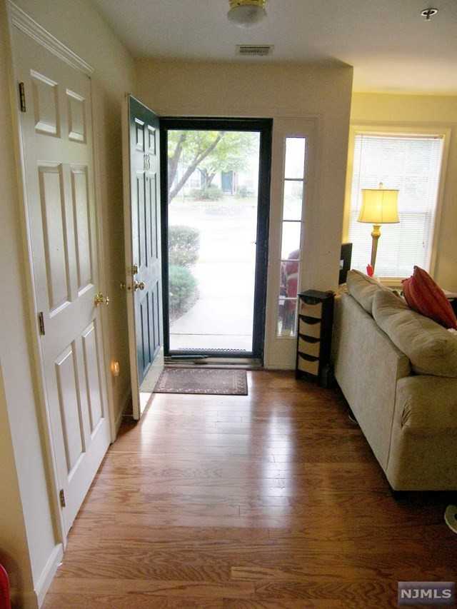 183 Cambridge Ct - Photo 3 of 14