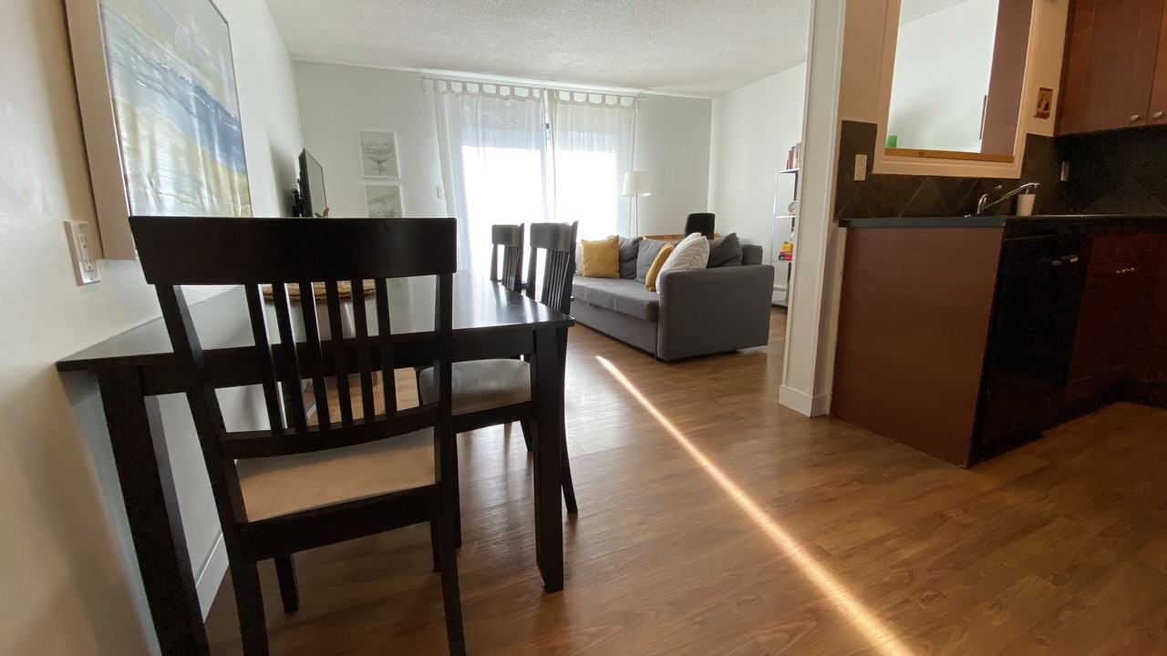 2407 17 Street Southwest - Photo 3 of 8