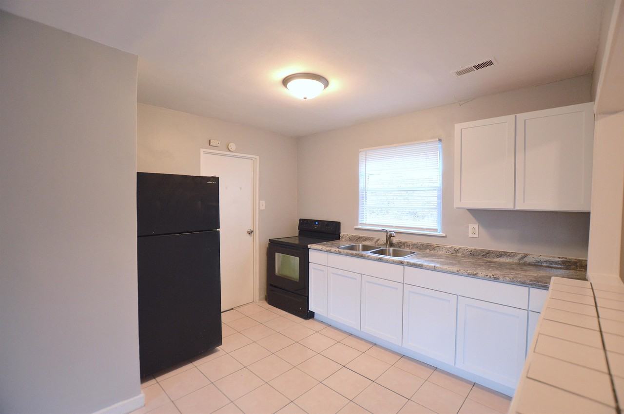 6262 E 24th St - Photo 4 of 12