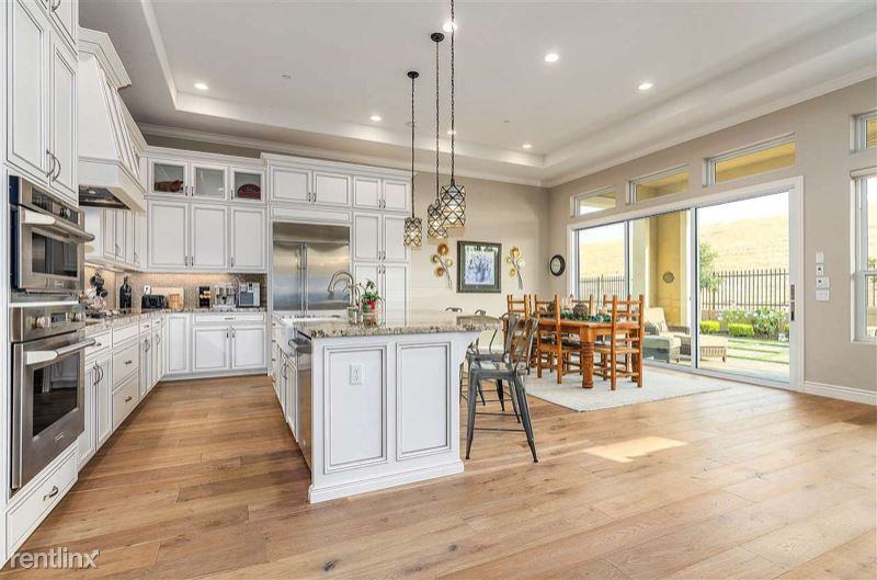 2067 Solera St - Photo 3 of 10