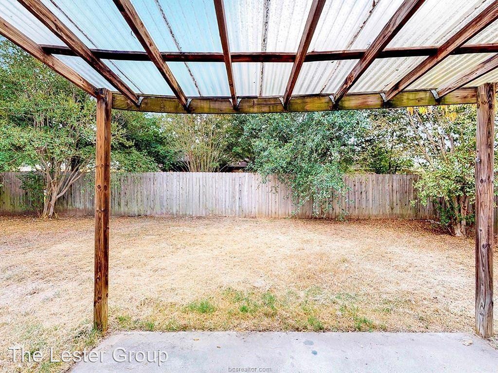 3306 Dallis Dr - Photo 2 of 11