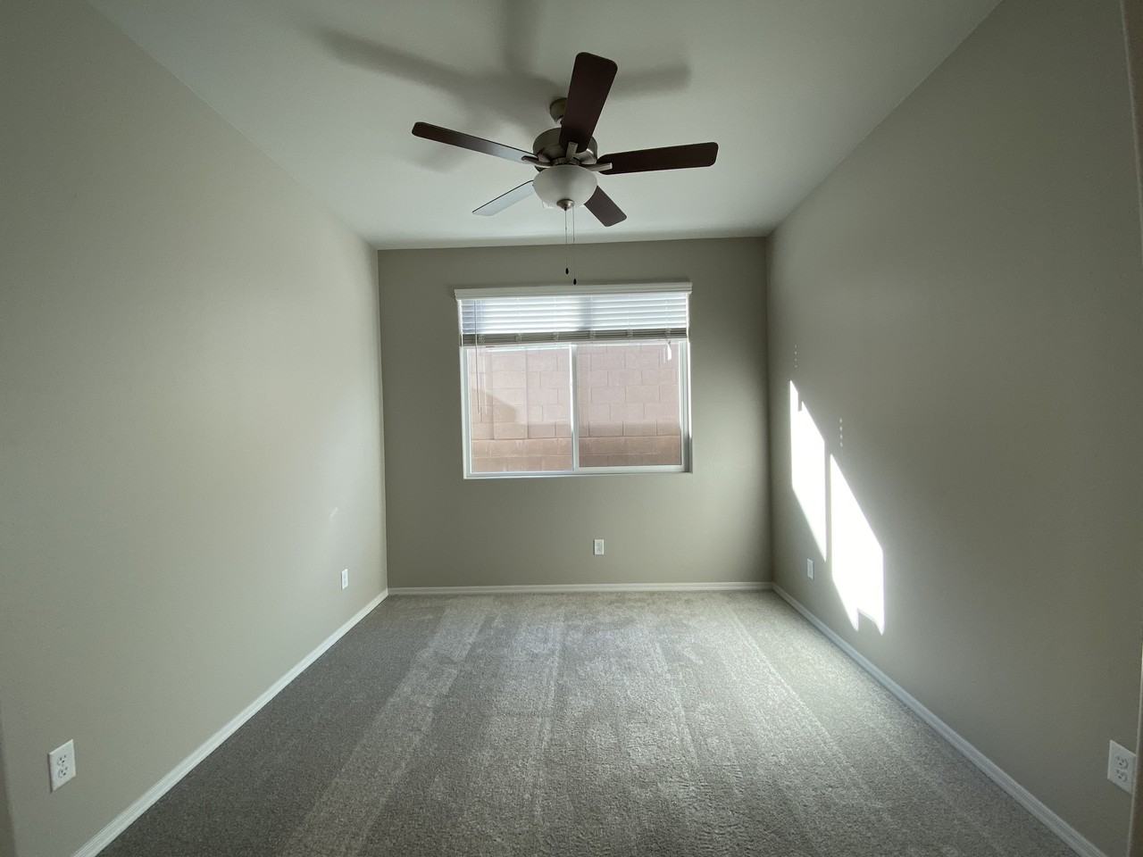 1427 Amethyst Ln - Photo 2 of 14