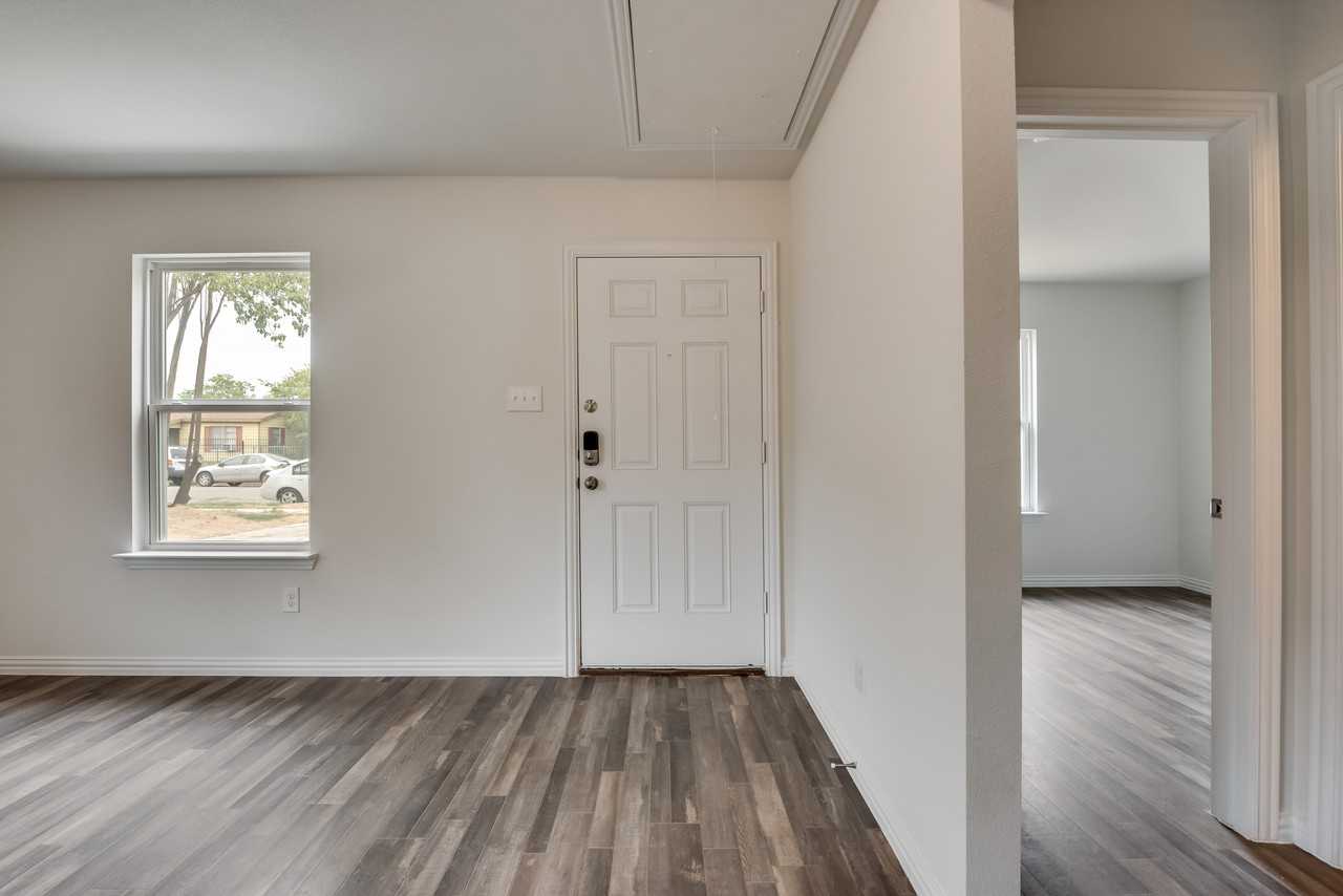 547 Dorie St - Photo 3 of 23