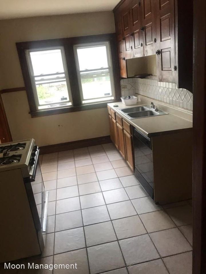 2401 Searsdale Ave - Photo 2 of 5