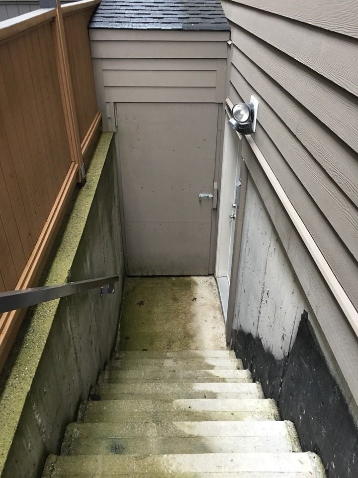 Two bedroom, w/d in unit, utilities included - Photo 3 of 17