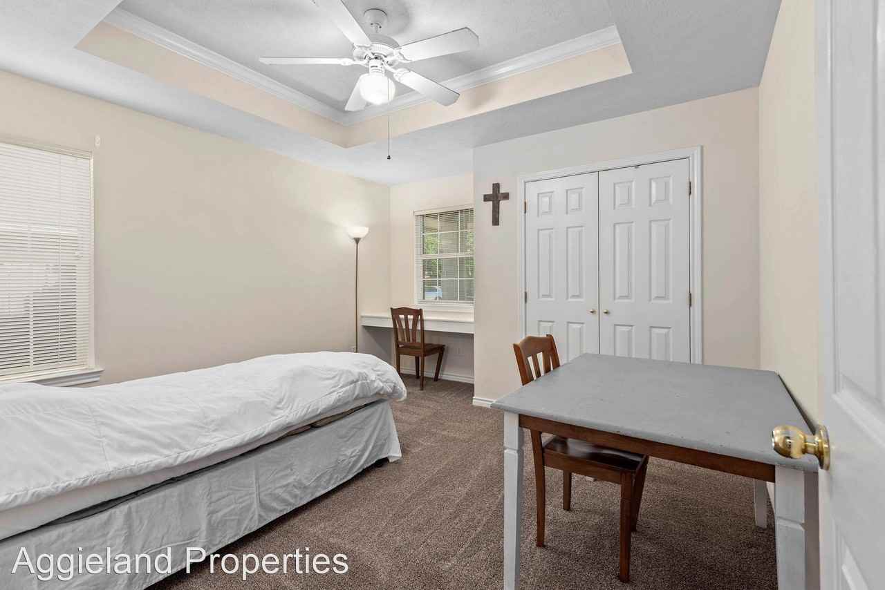 903 Crepe Myrtle St - Photo 3 of 18
