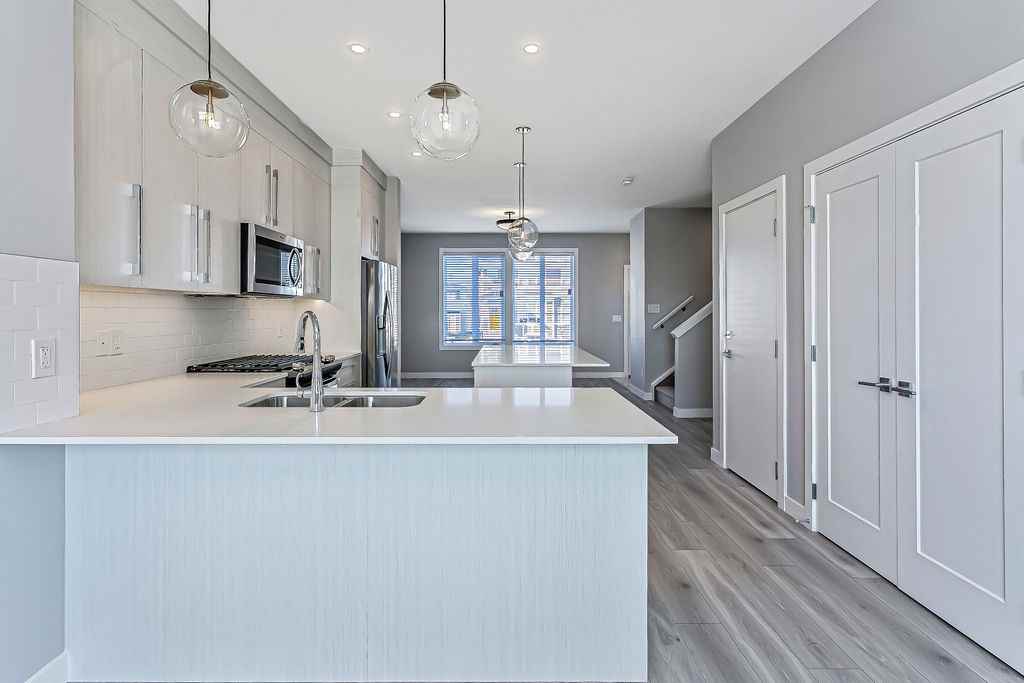 703 Walgrove Blvd Se - Photo 2 of 31