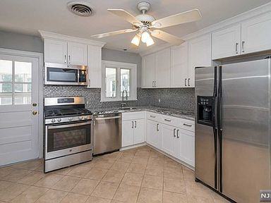 990 Washington Avenue - Photo 3 of 7