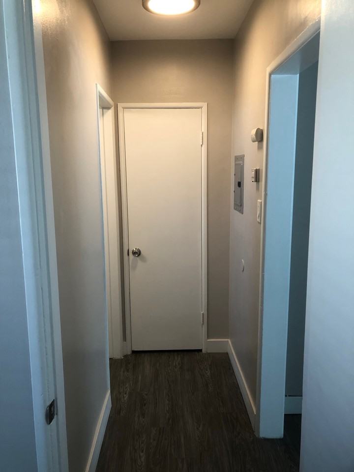LA PLAYA APARTMENTS - Photo 4 of 9