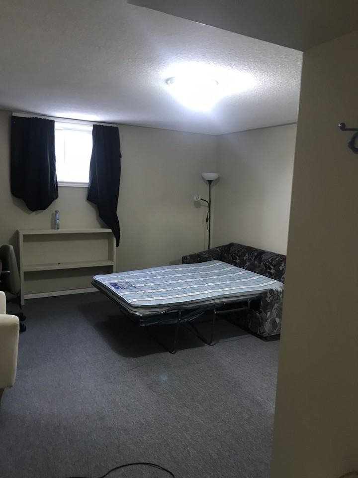 250 Corrie Crescent #B - Photo 3 of 10