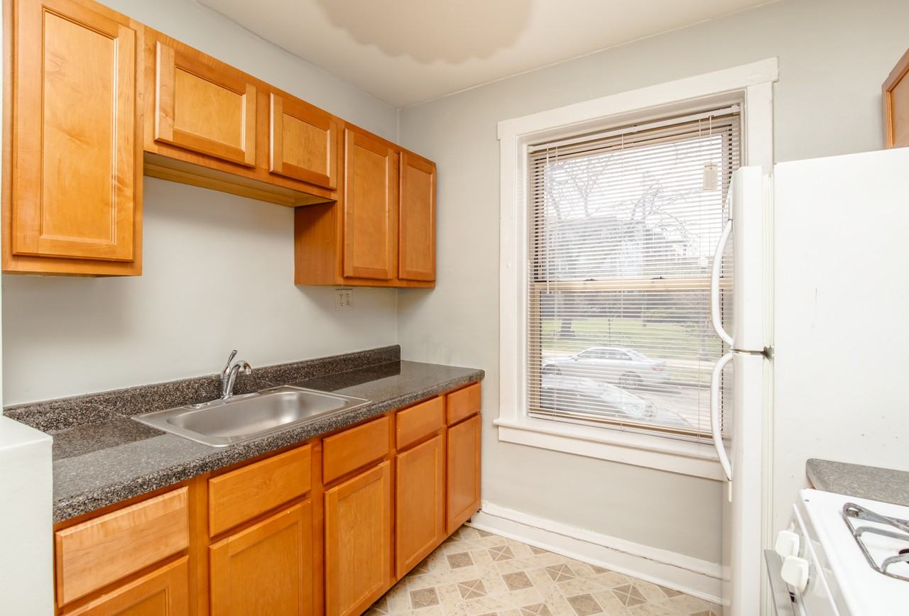 5941-5945 N Greenview - Photo 2 of 9