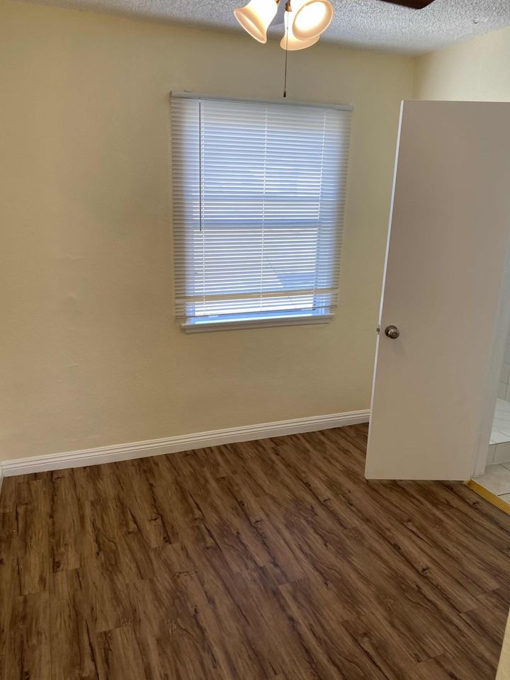 ***OPEN HOUSE***1016 W 109th Pl - Photo 3 of 4