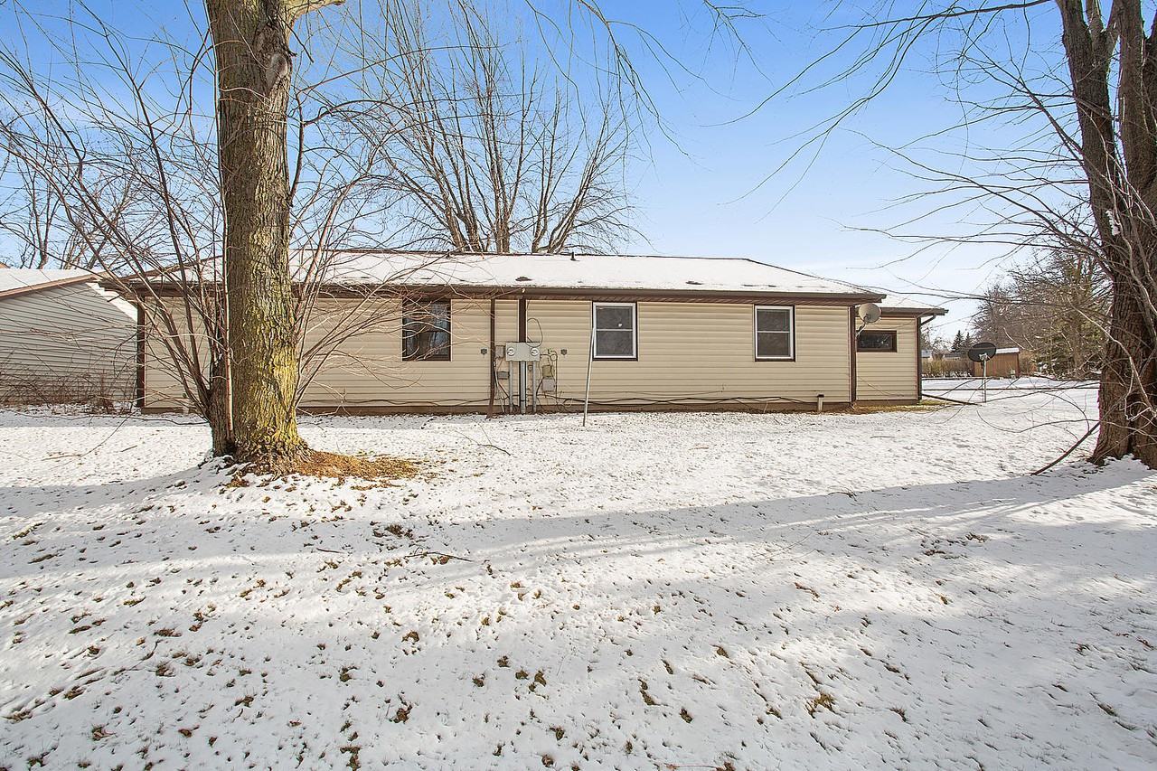 472 Cedar St - Photo 3 of 12