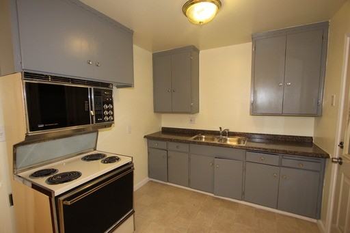 4621 Iowa Ave - Photo 3 of 8