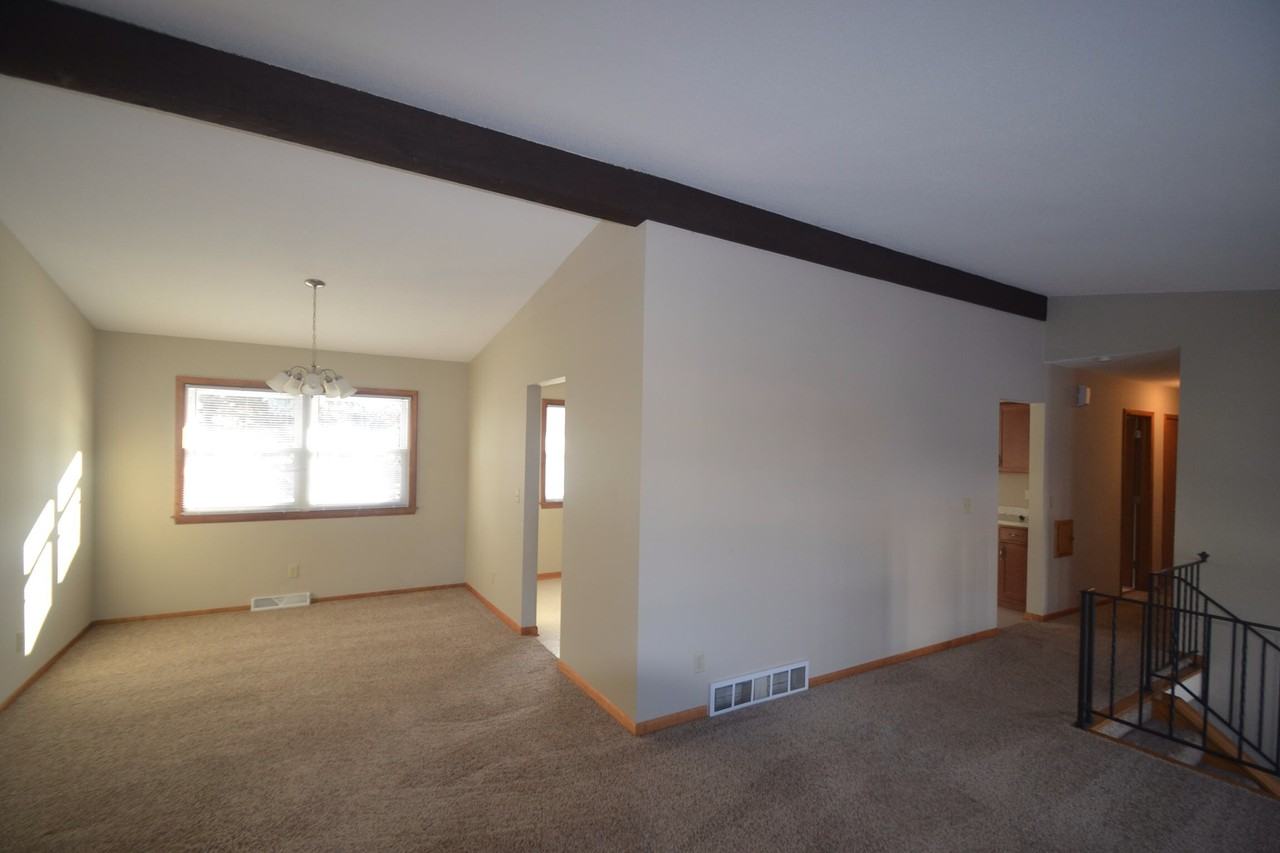 3913 Fordham Dr NE - Photo 3 of 10