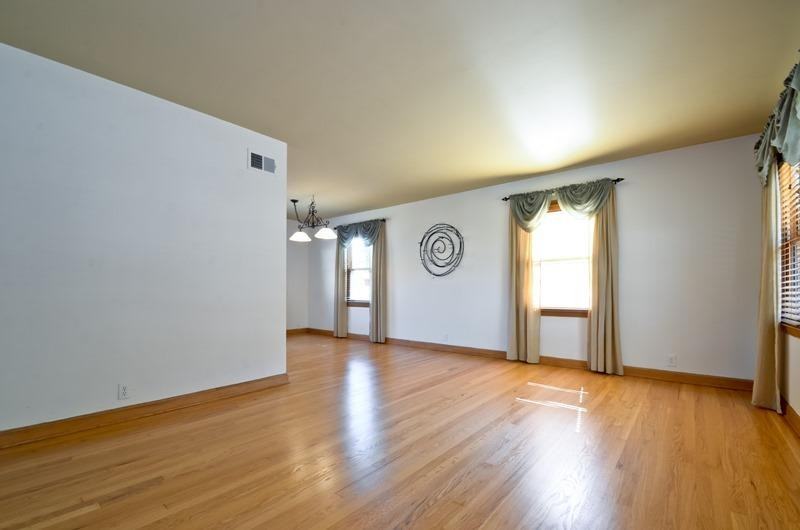 5726 N Argyle Ave - Photo 3 of 10