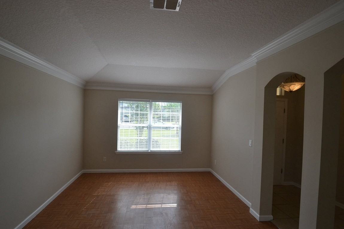 1033 Dunstable Ln - Photo 2 of 13