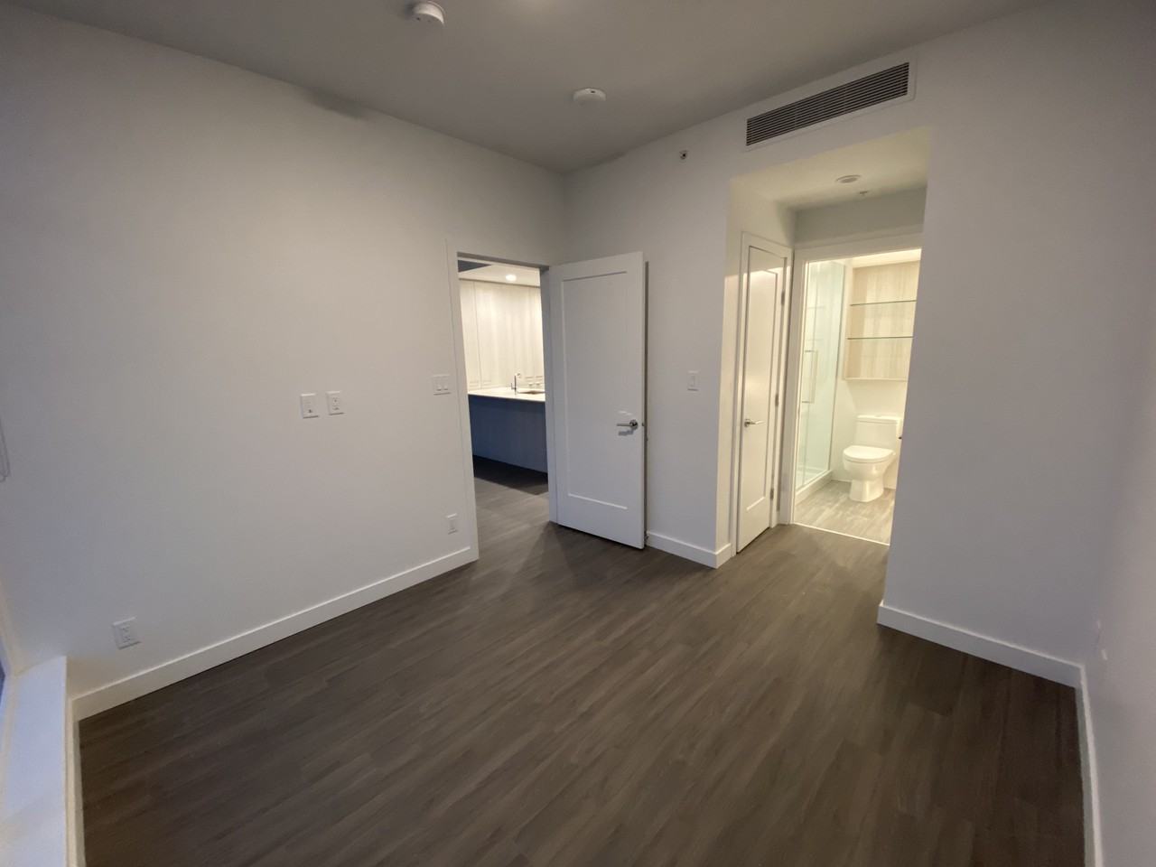 Brentwood Mall 2 bed 2 bath Apartment for rent - Photo 2 of 14