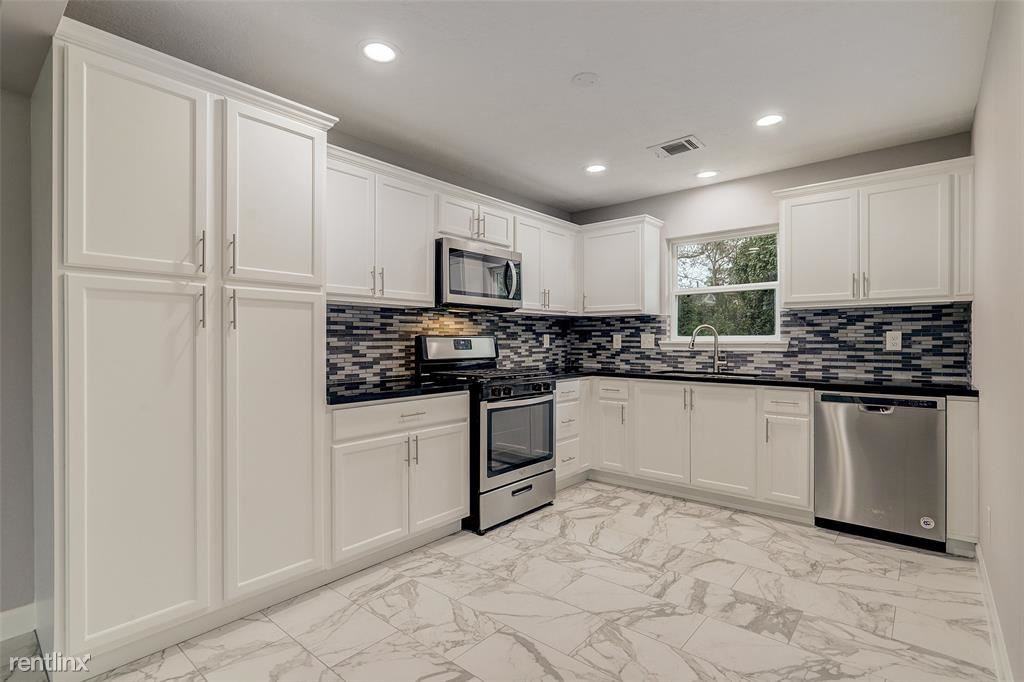 4627 Maple St - Photo 3 of 9