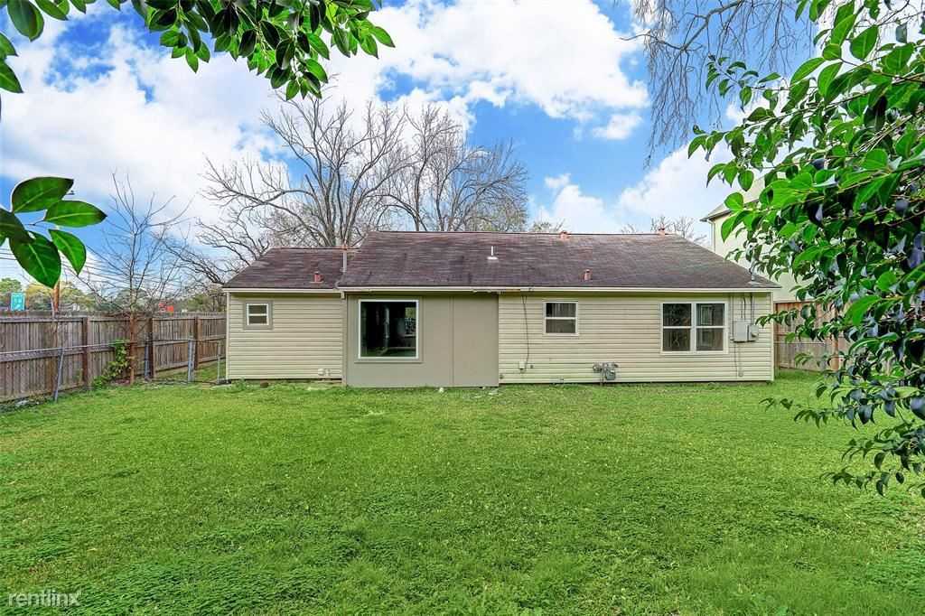 4627 Maple St - Photo 2 of 9