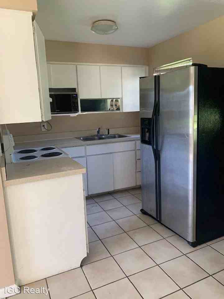 1014 Barclay Dr - Photo 3 of 8