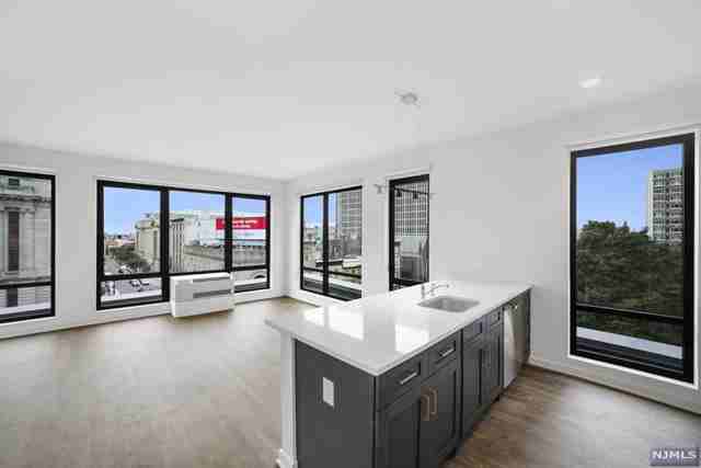 915-933 Broad St Unit 203