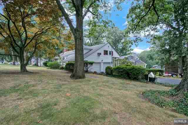 574 Howard St - Photo 3 of 25