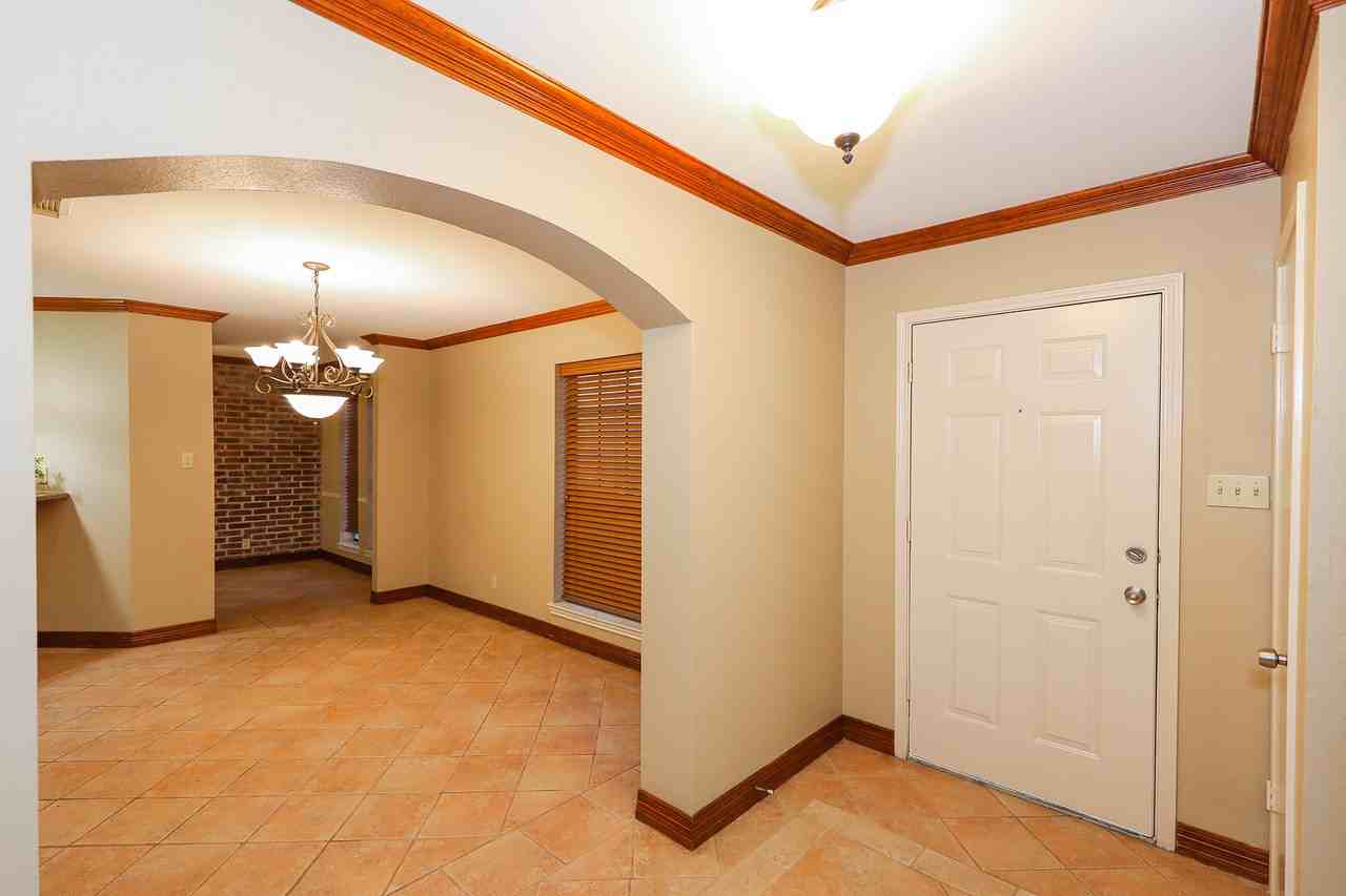 601 Saint James Dr - Photo 3 of 30