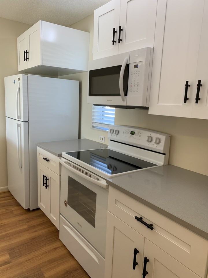 10038 Twin Lakes Dr - Photo 2 of 10