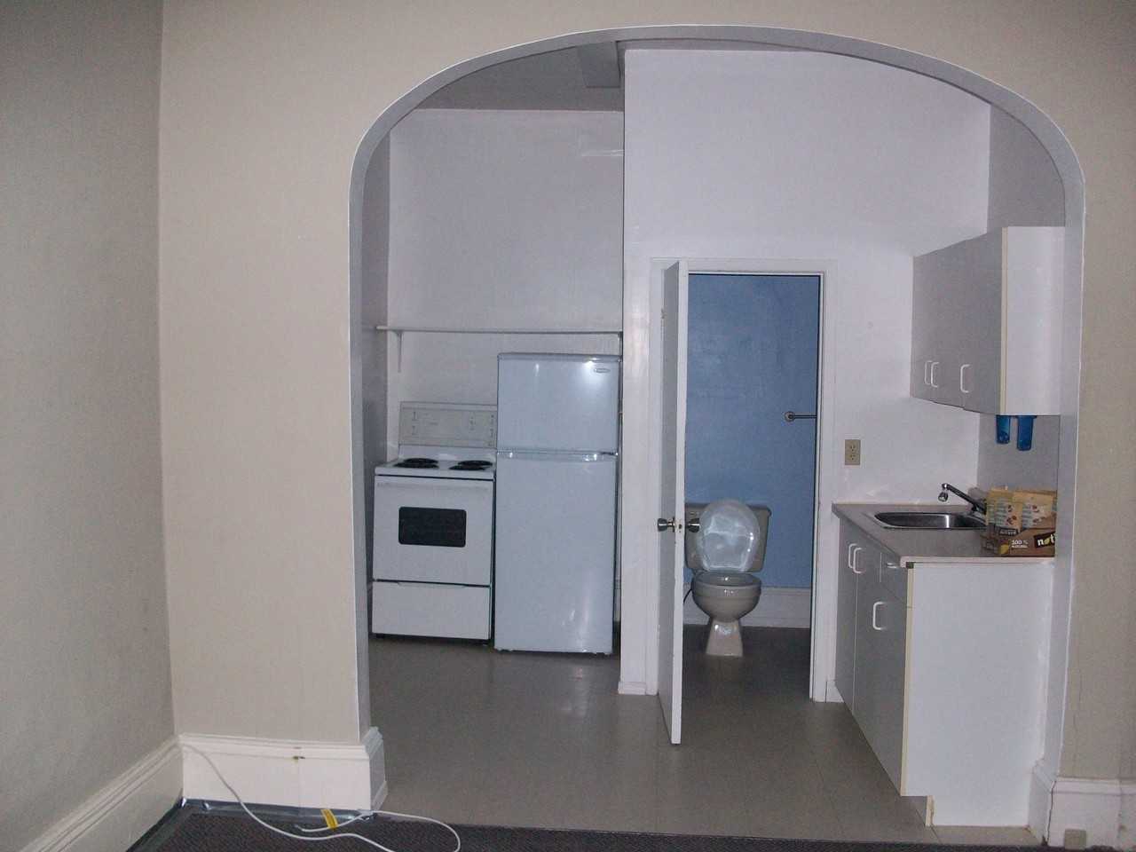 *****TRENT STUDENT***** GOING FAST! INCLUSIVE BACHELOR APT SECURE NOW 4 MAY! - Photo 2 of 6