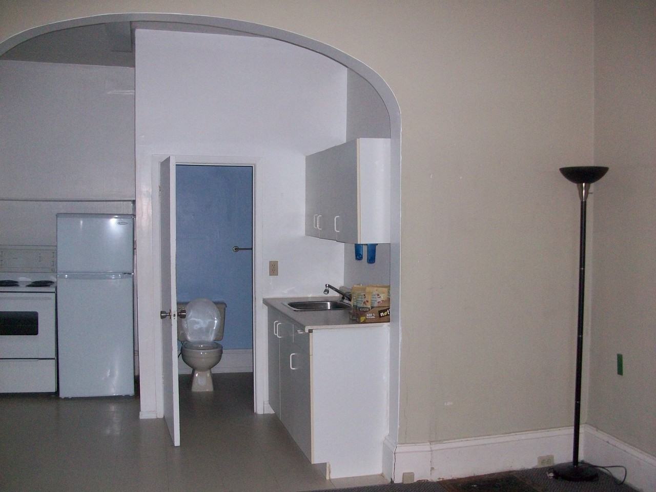 *****TRENT STUDENT***** GOING FAST! INCLUSIVE BACHELOR APT SECURE NOW 4 MAY! - Photo 3 of 6