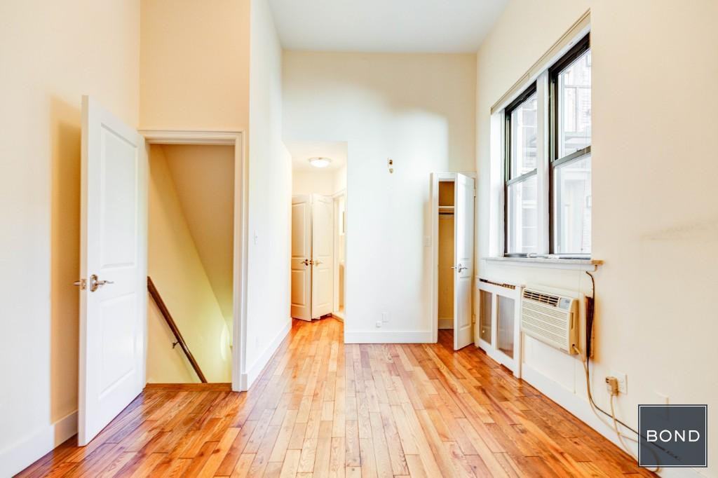 123 W 75th St #FOYER