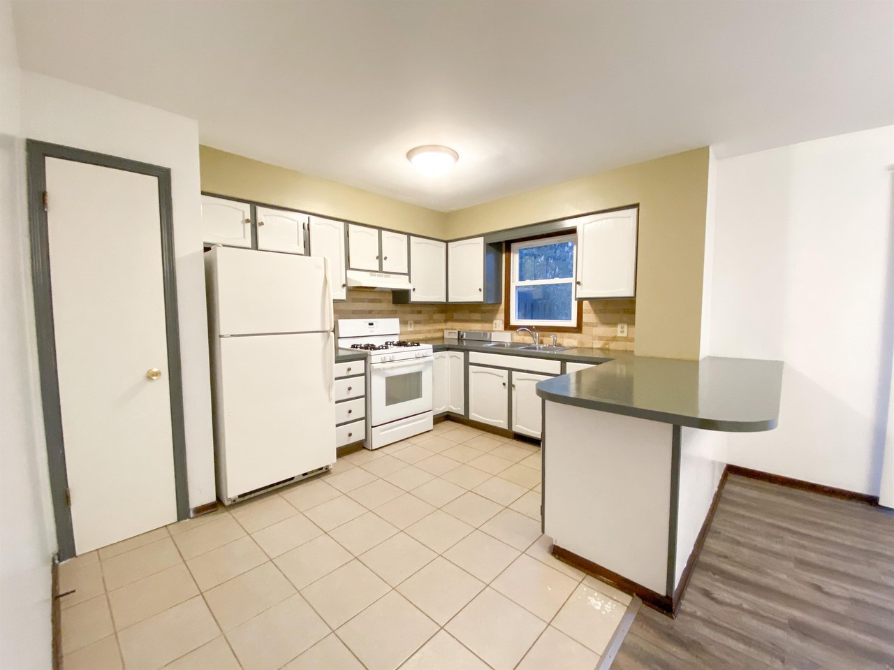 4884 Stauffer Ave Se - Photo 3 of 10