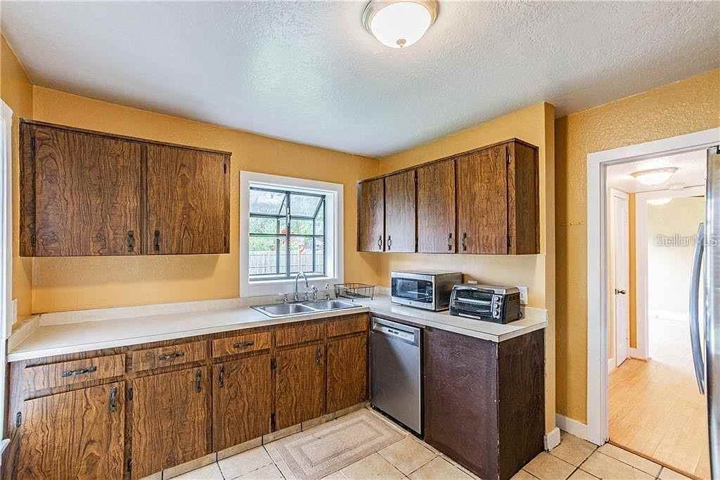 3818 W Euclid Ave - Photo 3 of 9