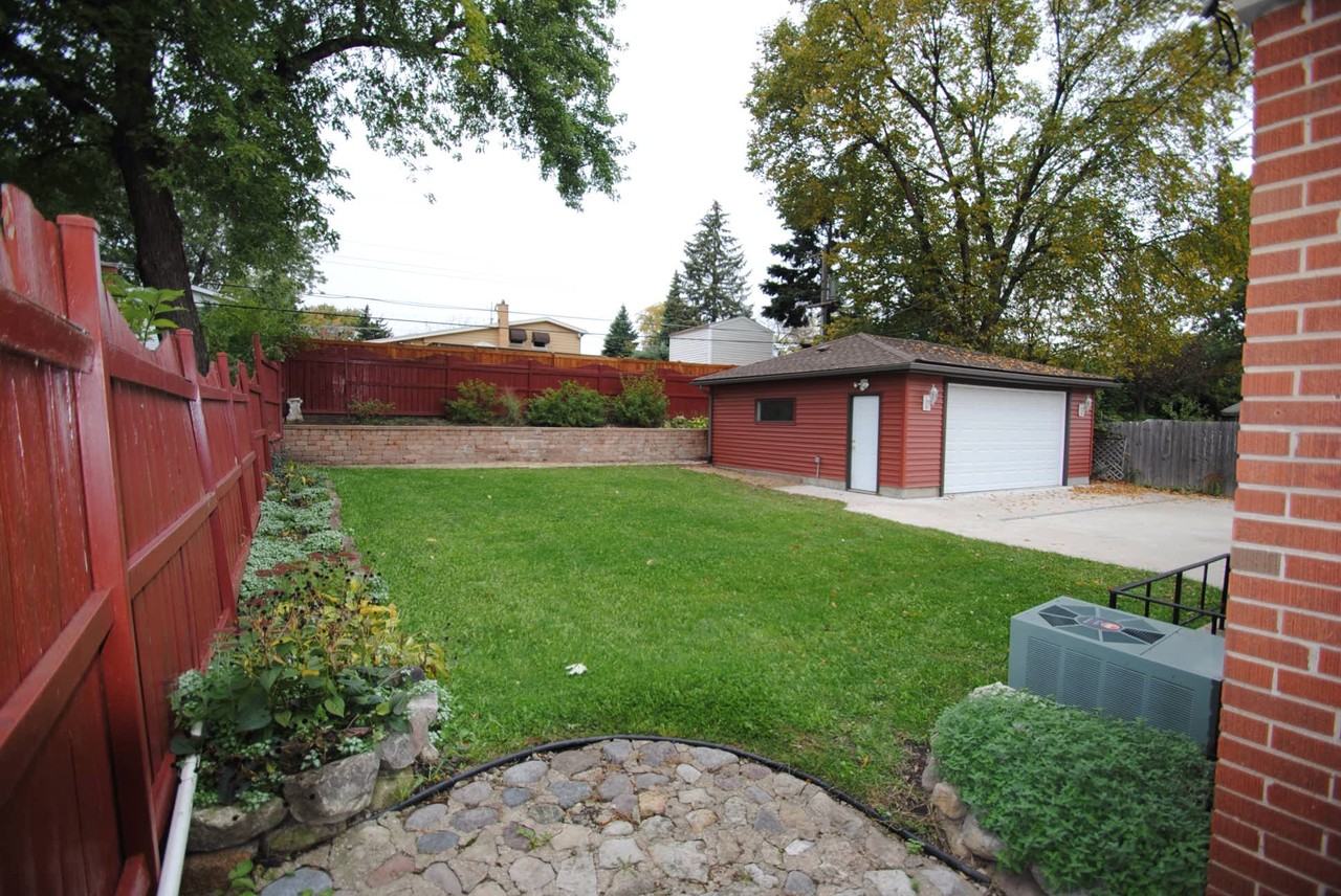 738 Dennis Dr - Photo 2 of 8