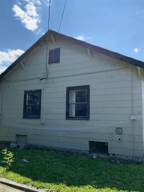 835 N Gladstone Ave - Photo 2 of 6