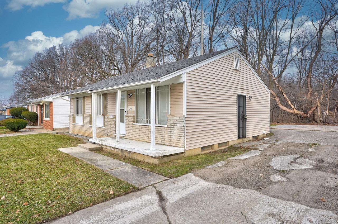 2106 Janice Dr - Photo 2 of 29