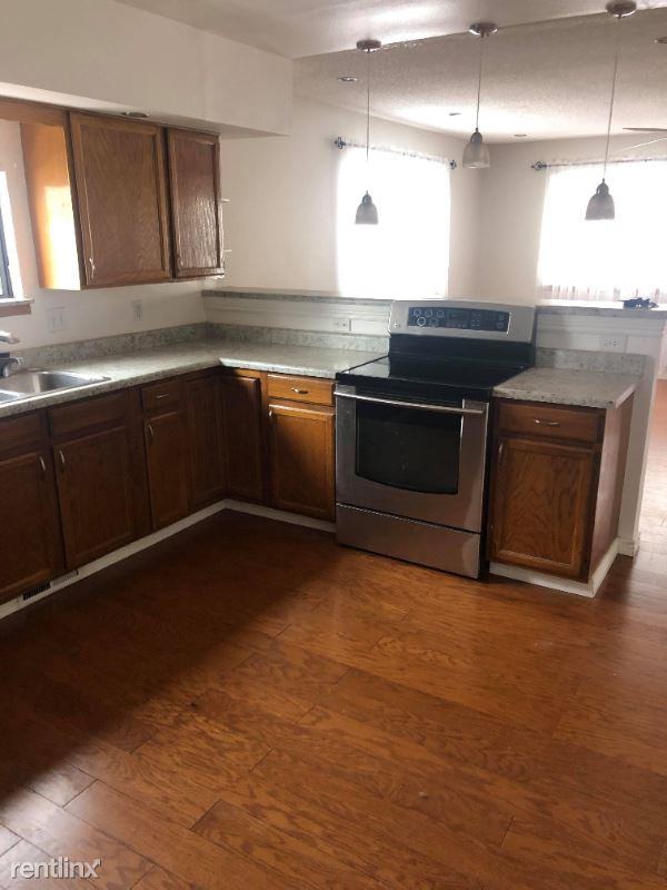 504 504 E Geneseo St A - Photo 2 of 9