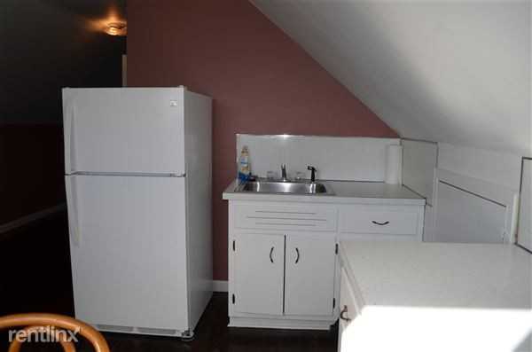 576 Midland St - Photo 3 of 9