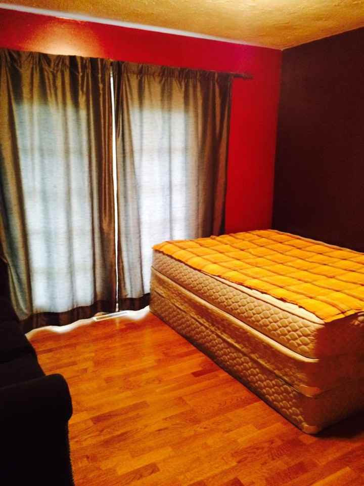 1715 McCormick Cres - Photo 3 of 9