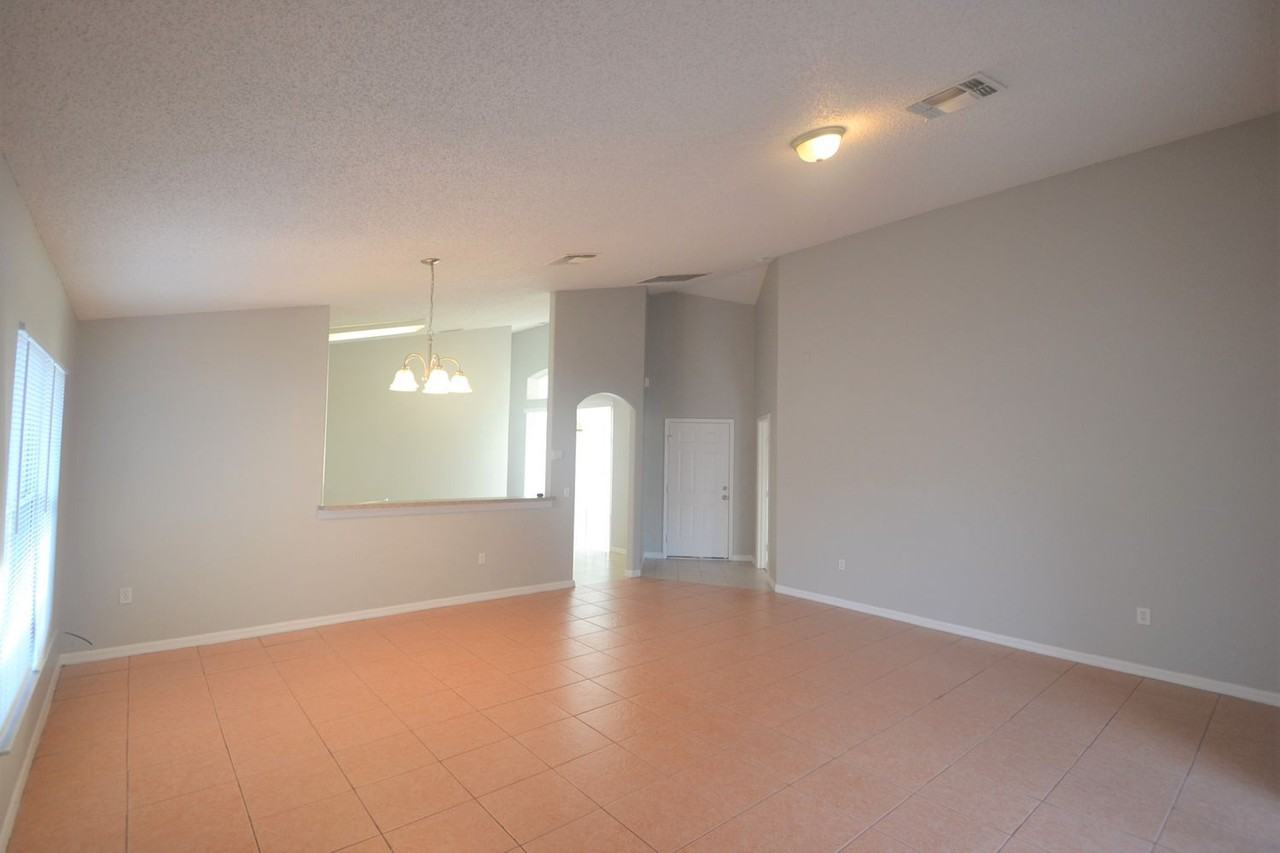 323 Shady Oak Loop - Photo 2 of 17