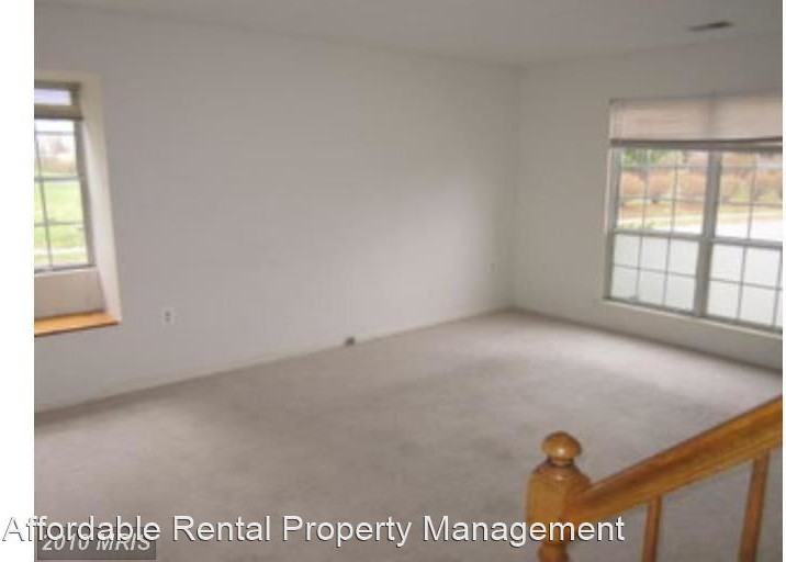 439 Terry Ct - Photo 3 of 8