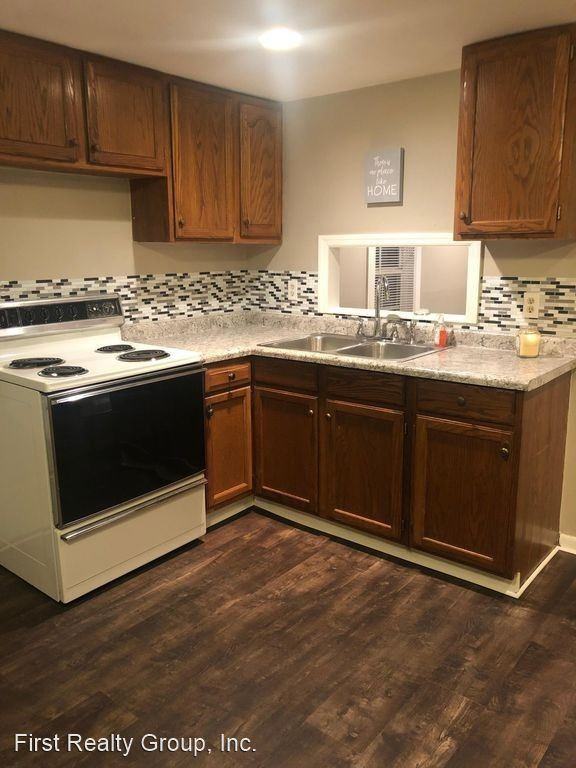 140 E Market Street - Photo 2 of 7