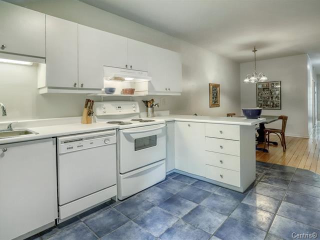 830 Av Champagneur - Photo 2 of 20