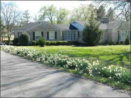 407 W Hillwood Dr - Photo 2 of 5